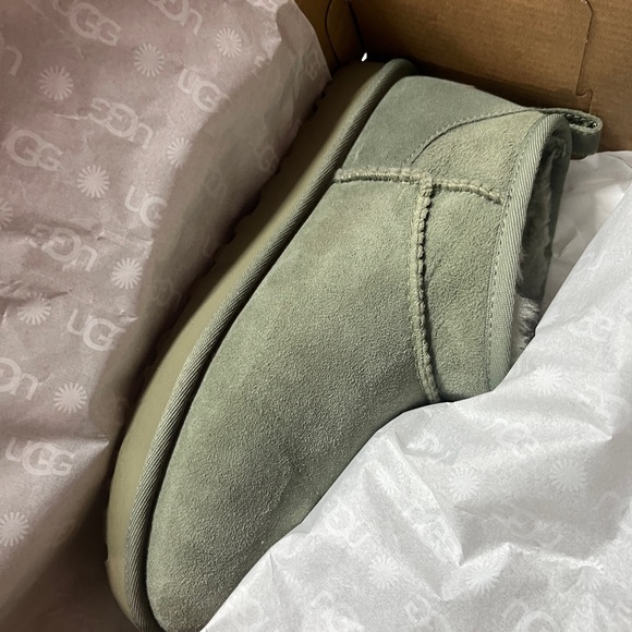 Women’s UGG Classic Ultra Mini Boots - Clover size 8 - Picture 2 of 7